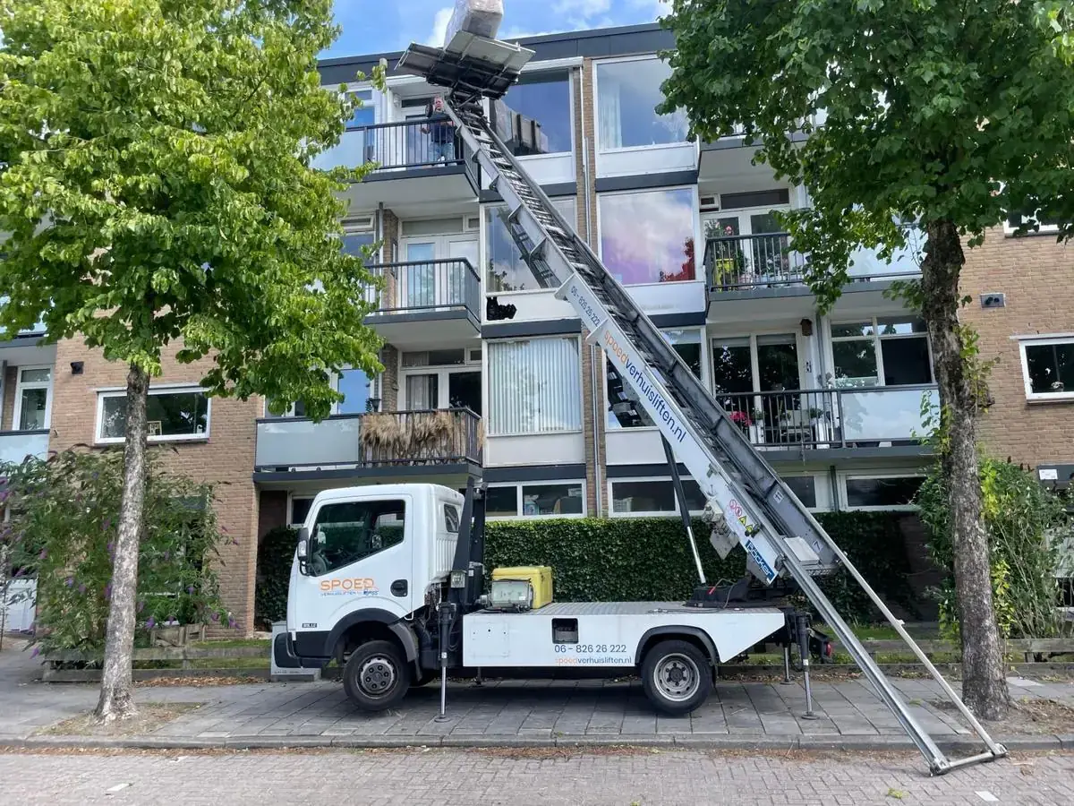 Koelkast wordt veilig omhoog gebracht met verhuislift