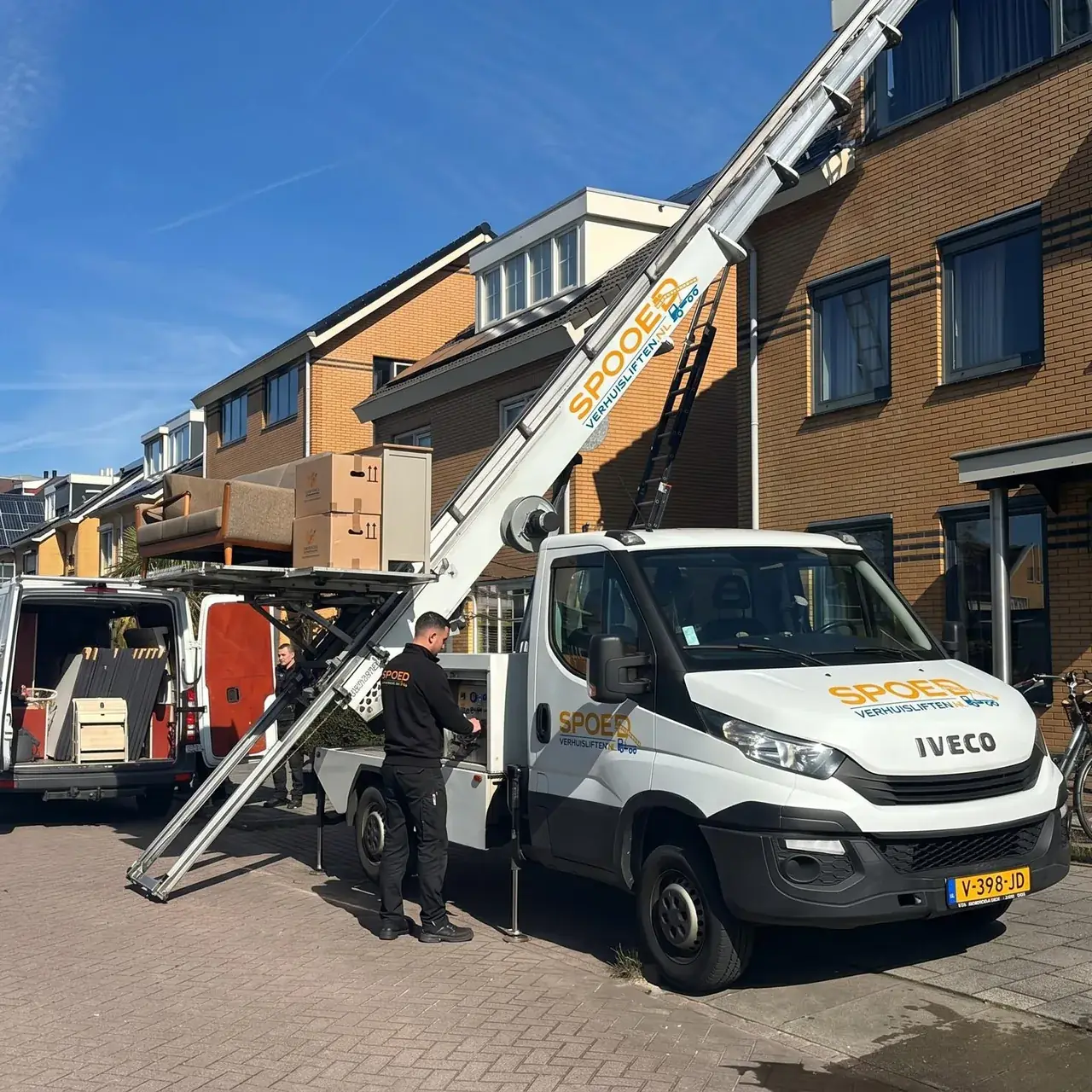 Verhuislift opgesteld in Nederlandse straat