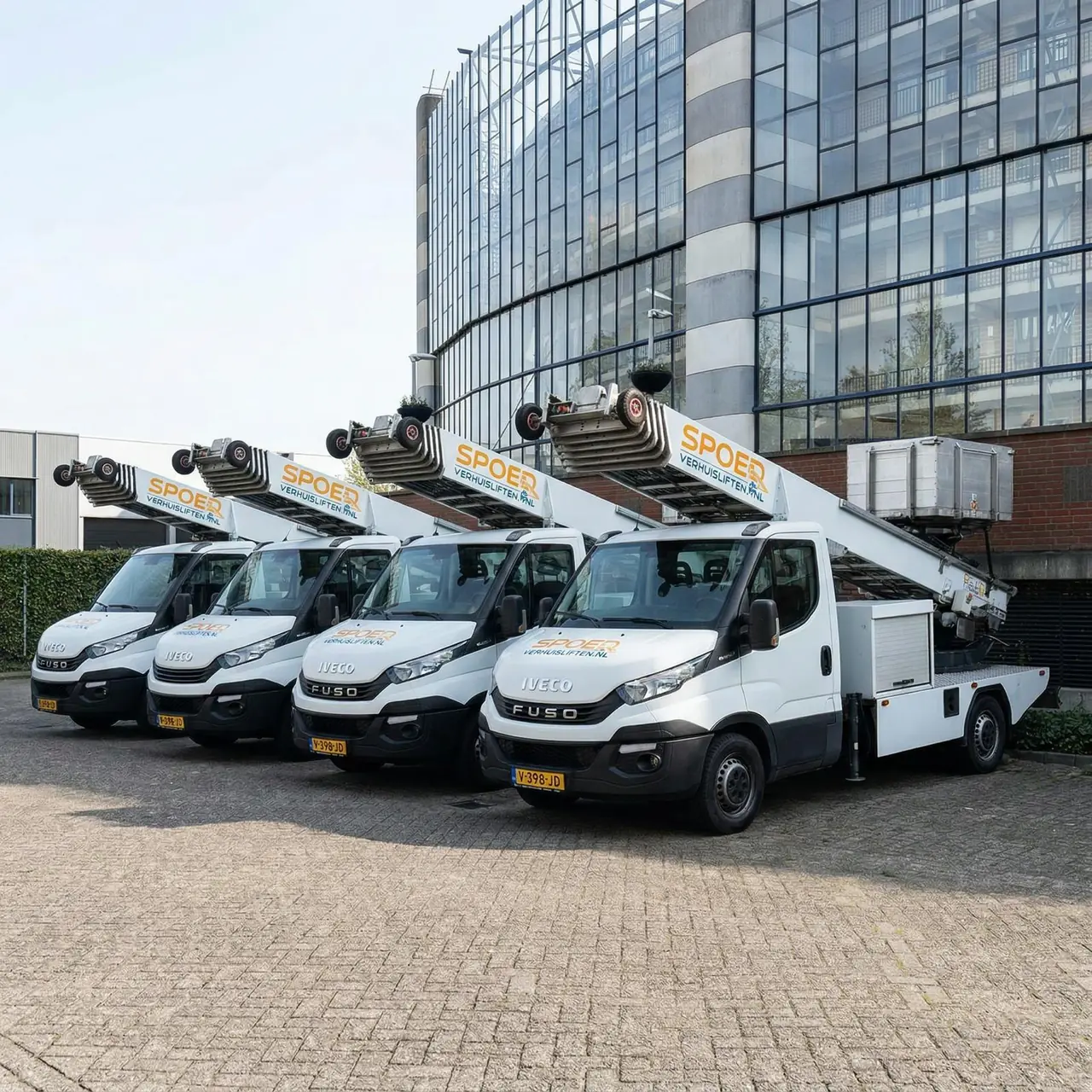 Verhuislift in een krappe straat