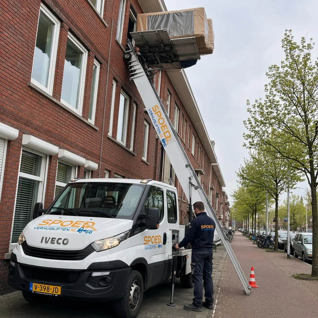 Close-up van een meubel dat wordt gehesen
