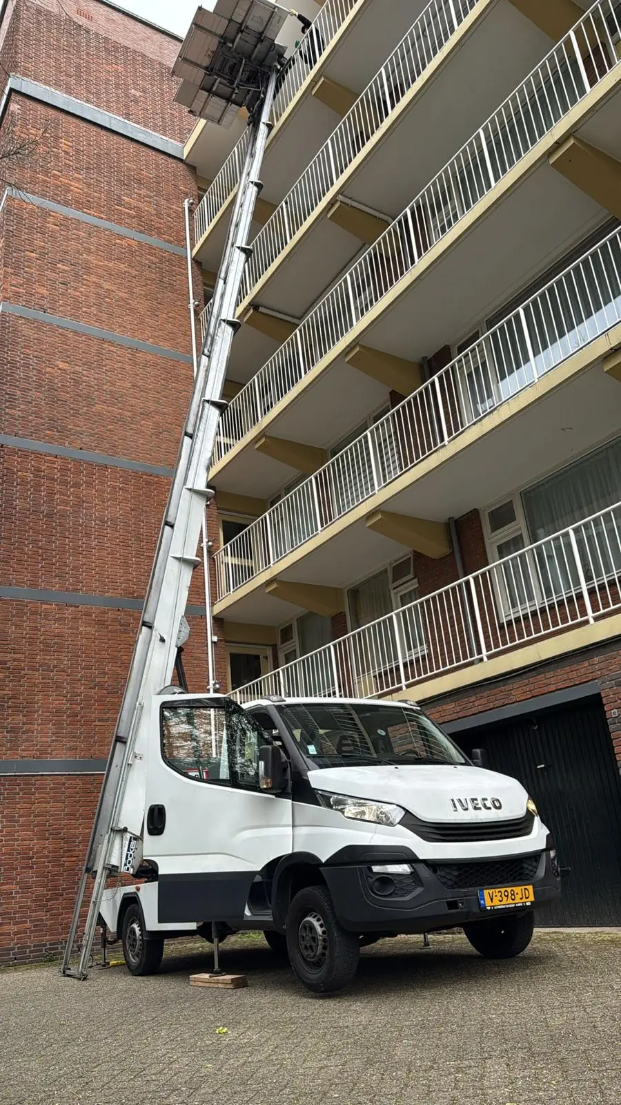 Lange ladderlift naar hoge verdieping