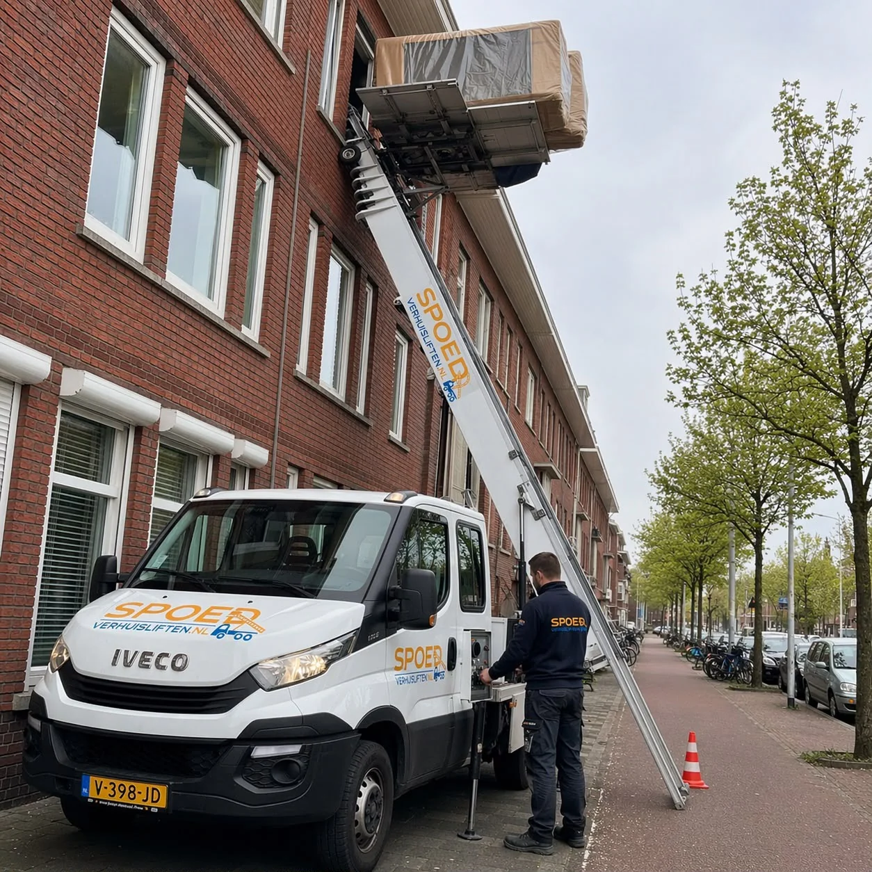 Verhuislift hijst meubels via gevel omhoog bij Rotterdams appartement