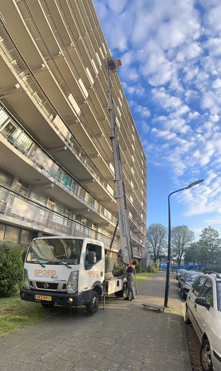 Verhuislift van Spoed Verhuisliften in actie bij flatgebouw