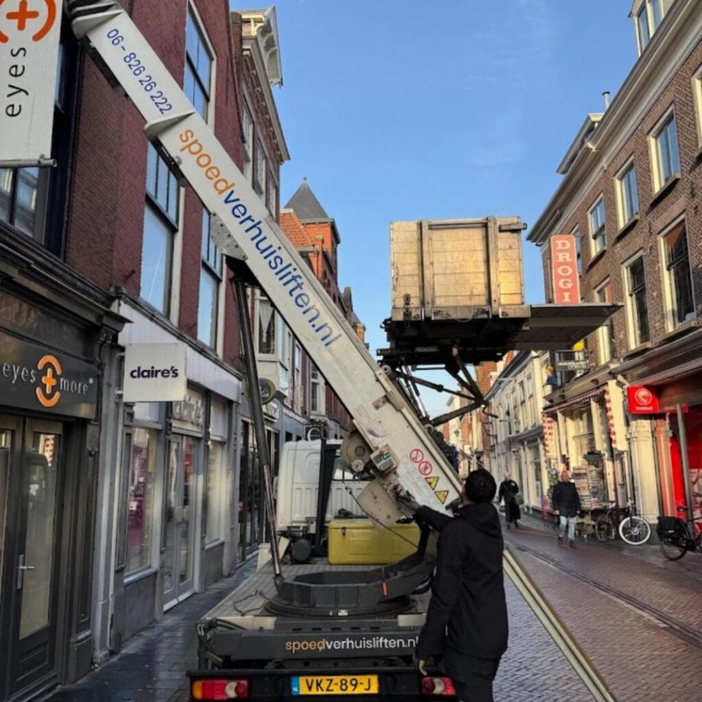 Verhuislift in actie bij verhuizing in Voorschoten met professionele verhuizers